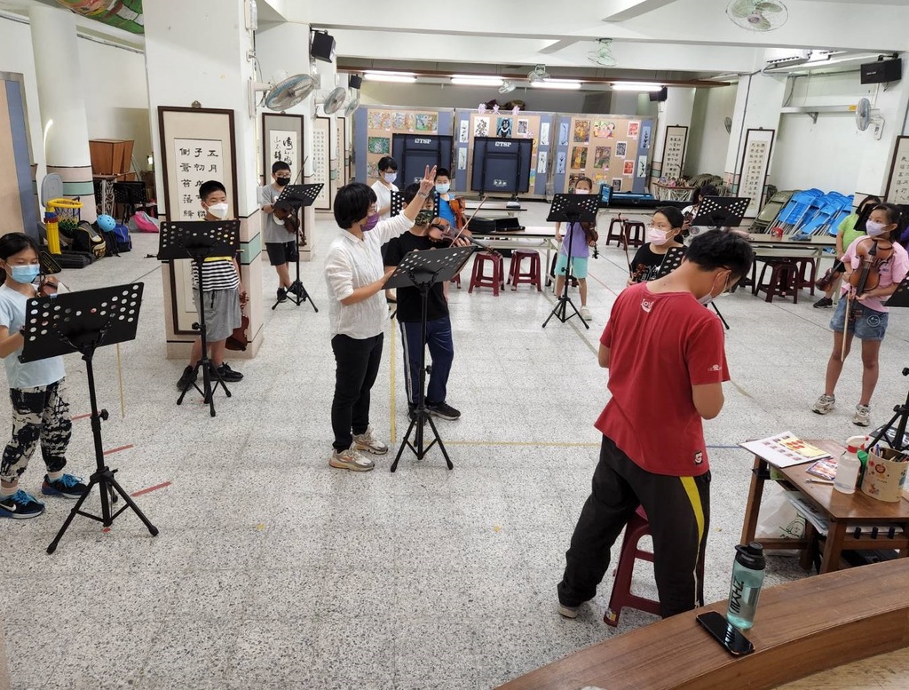 陳雅薇老師指導小朋友學習小提琴（圖片1）