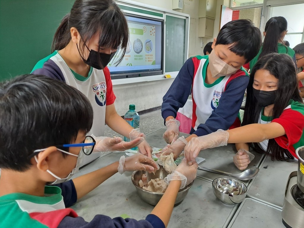 學生進行浮水魚羹製作（圖片3）