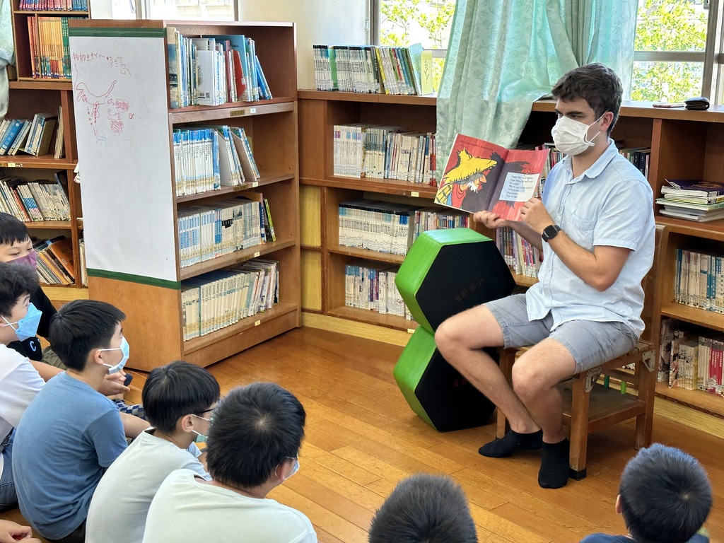 Mr.G-K在圖書館為孩子們說英語故事（圖片2）