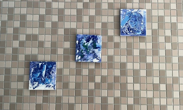牆上嵌入學生美勞課的油彩作品（圖片2）