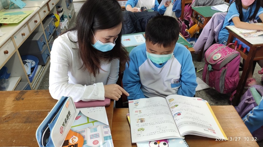 越南籍媽媽課堂陪讀，即時翻譯。（圖片5）
