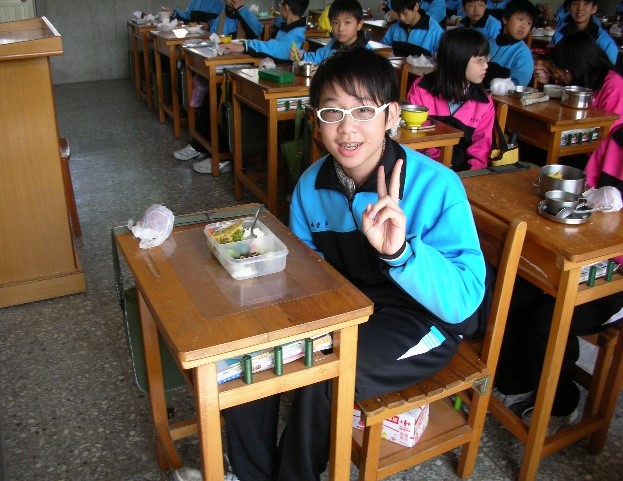學生滿足地吃著營養午餐（圖片5）