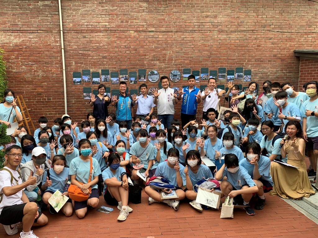 中港高中國中部美術班師生與來賓於「中驛舊城文旅」展件前大合照留影（圖片3）