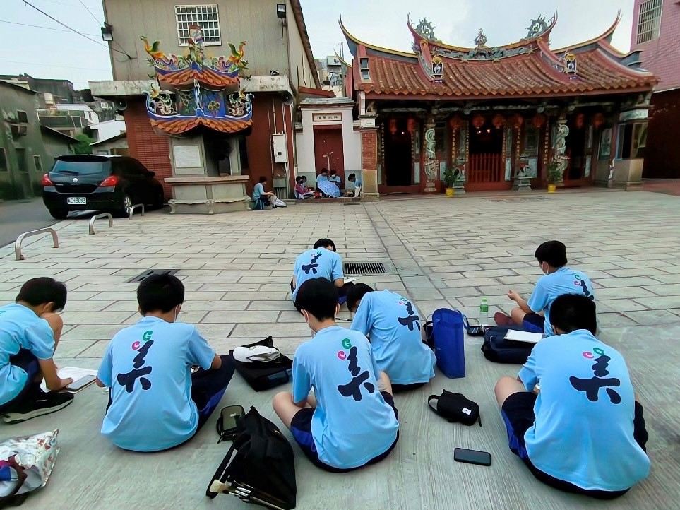 中港高中國中部美術班學生認真的在市定古蹟真武宮廣場前速寫（圖片5）