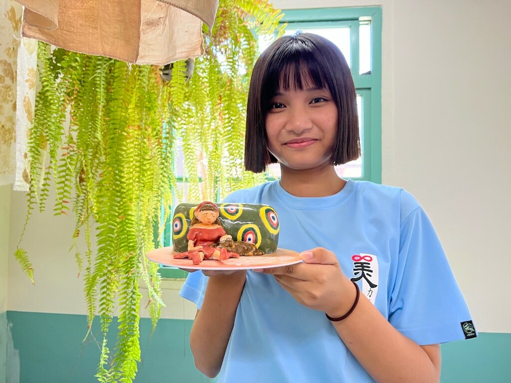 中港高中國中部美術班學生以禮物為題，創作出二十八件動人故事的陶藝作品。（圖片1）