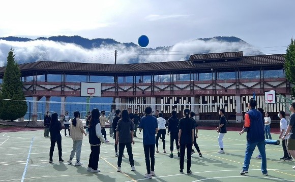 選手們專注地盯著空中的「排球大籠球」（圖片3）