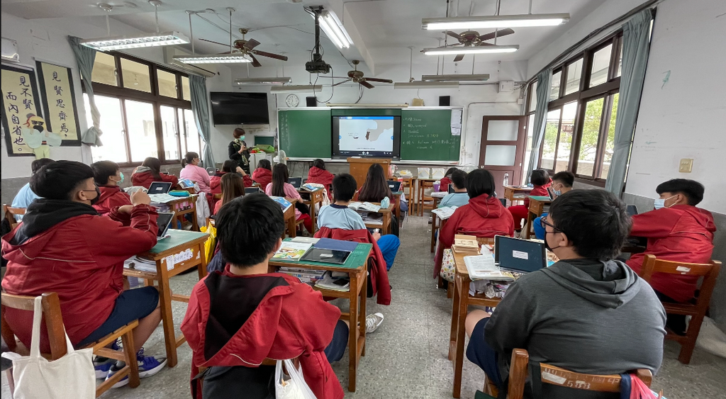 蔡佳妏老師於課堂中實施平板教學（圖片4）