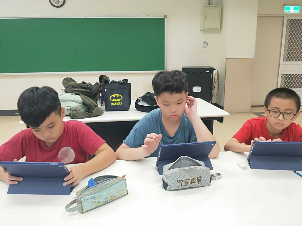 學生使用平版電腦進行學習-1（圖片1）