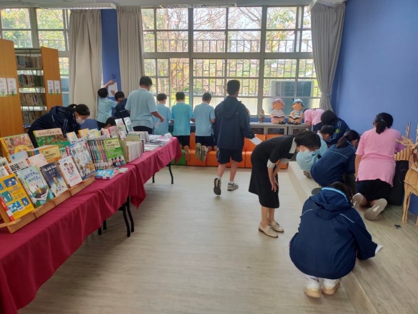 教師帶領學生至圖書館閱讀閩南語主題書籍，同時參加有獎徵答活動。（圖片3）