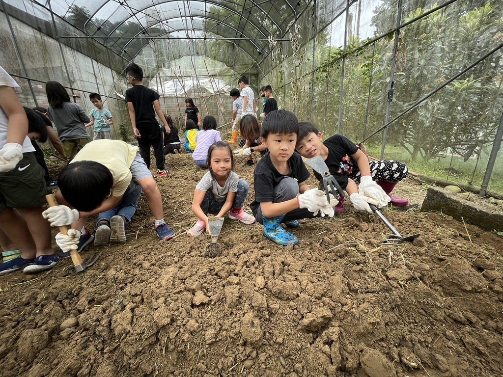 東汴國小後花園的農地是孩子們最棒的學習場域（圖片1）