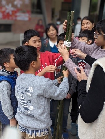 高年級學生操作綁設竹架，中低年級學生觀看學習（圖片2）