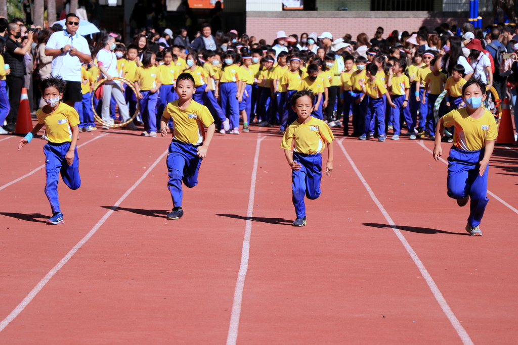 學生們在各項競賽都奮力向前奔跑爭取成績（圖片2）