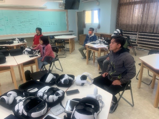 VR頭盔教學共備會議，教師們針對課程內容進行討論。（圖片3）