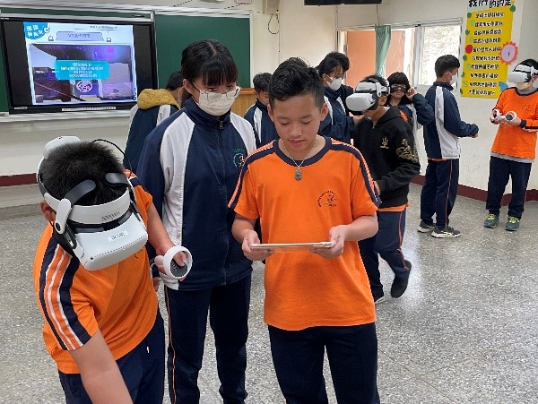 學生3人一組，透過VR頭盔體驗地震課程。（圖片4）
