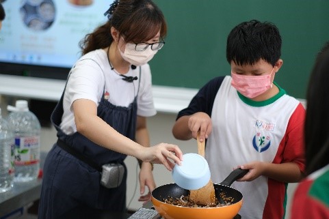 指導學生拌炒筒仔米糕餡料（圖片3）