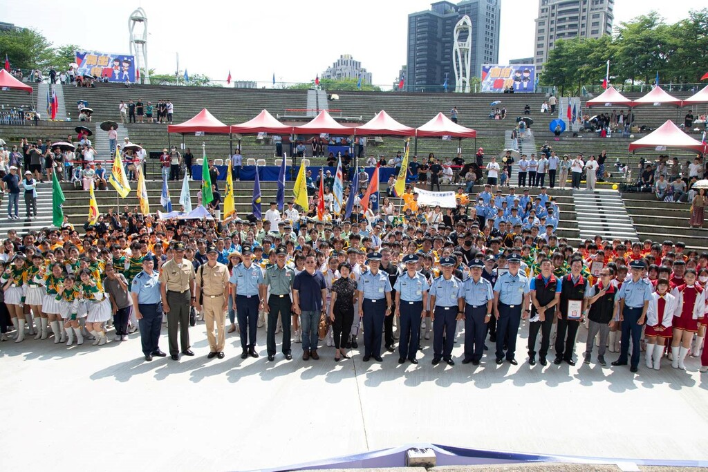 臺中市政府教育局、空軍司令部、編組評審人員與中部地區所有參賽隊伍大合照。（圖片2）