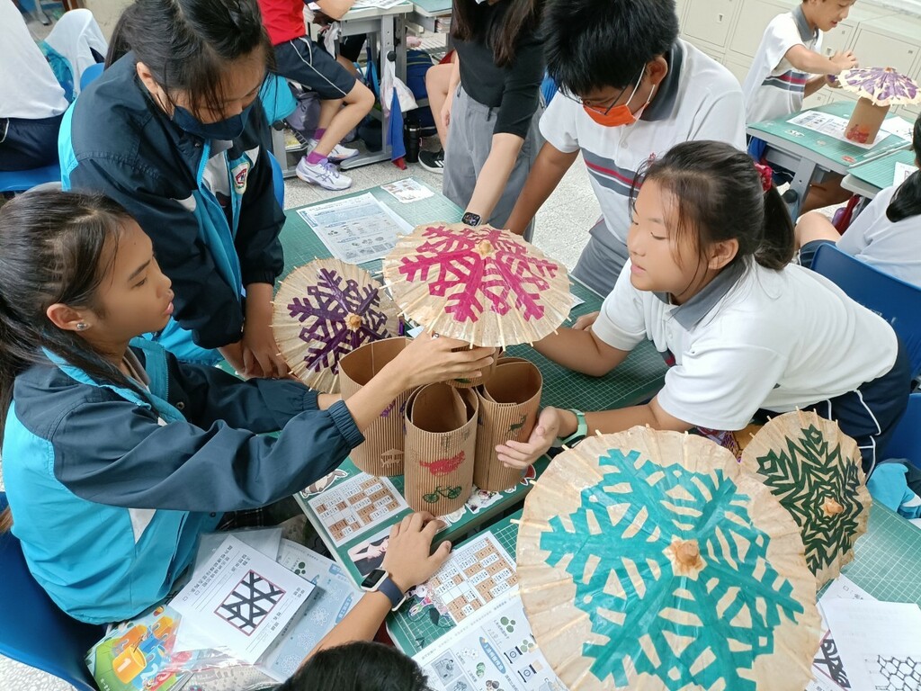學生運用柿染和桐油製作窗花油紙傘（圖片1）