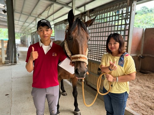 張暒玟校長與先騰馬業經理陳御龍先生合影（圖片1）