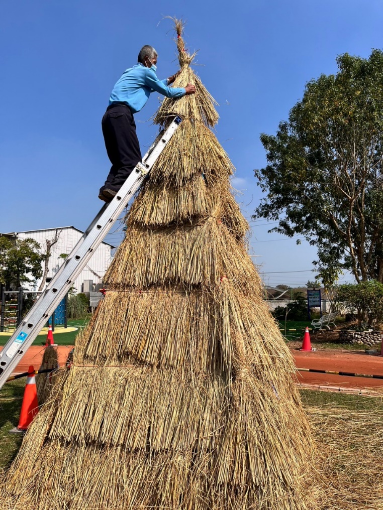 支援大型稻草聖誕樹布置（圖片4）