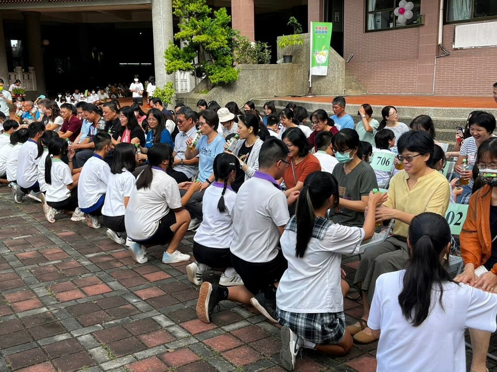 學生以奉茶表達對師長的最敬禮（圖片2）