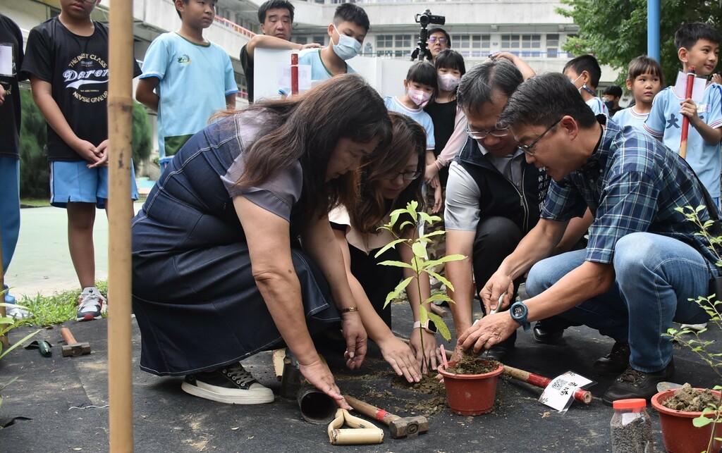 與會嘉賓一同與大仁國小親師生，合力種下臺中在地原生樹種。（圖片2）