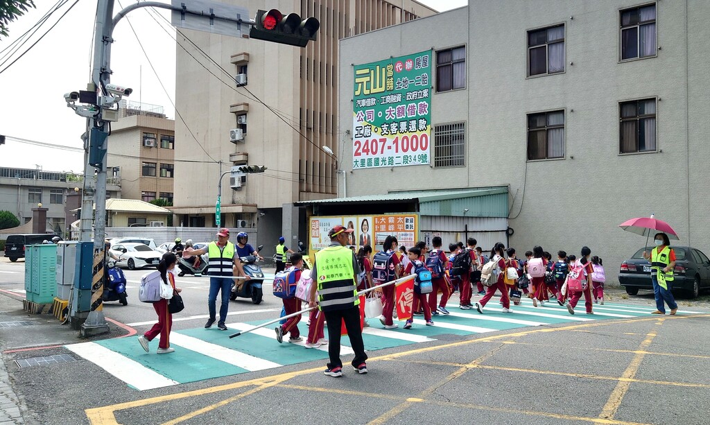 交通組志工守護學童路口安全（圖片1）