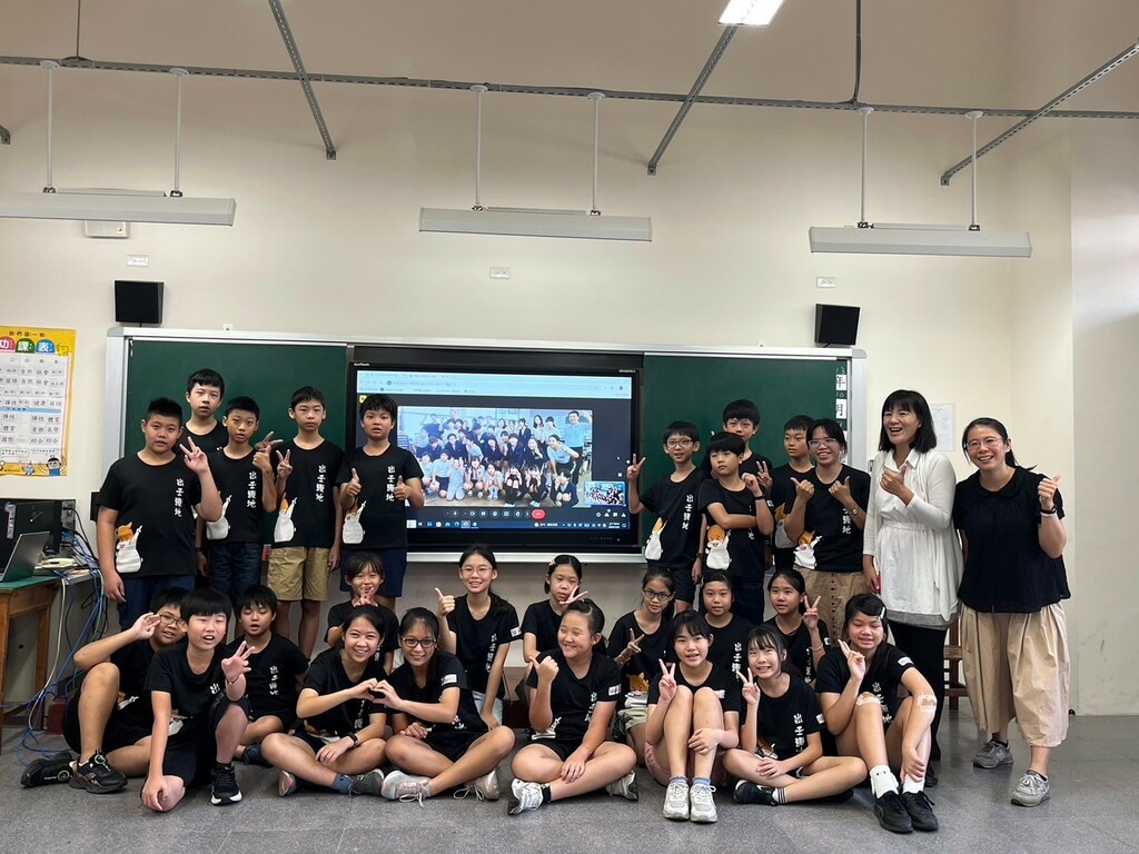 完成視訊時跟日本學生一起合照紀念美好的視訊時刻（圖片1）
