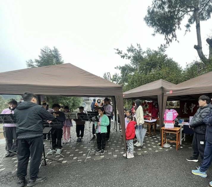 學校的音樂直笛團進行快閃表演（圖片1）