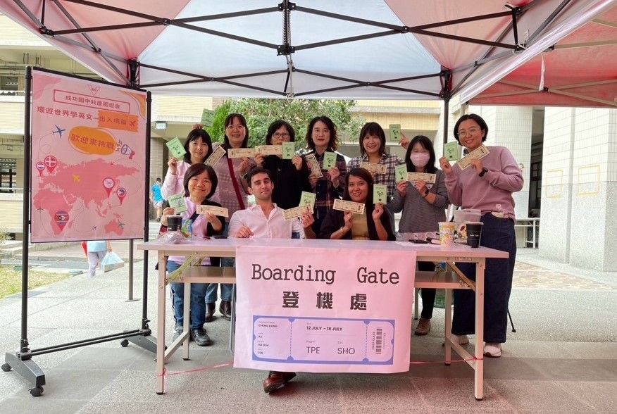 校慶園遊會：外師與學校老師一同佈置雙語攤位（圖片2）