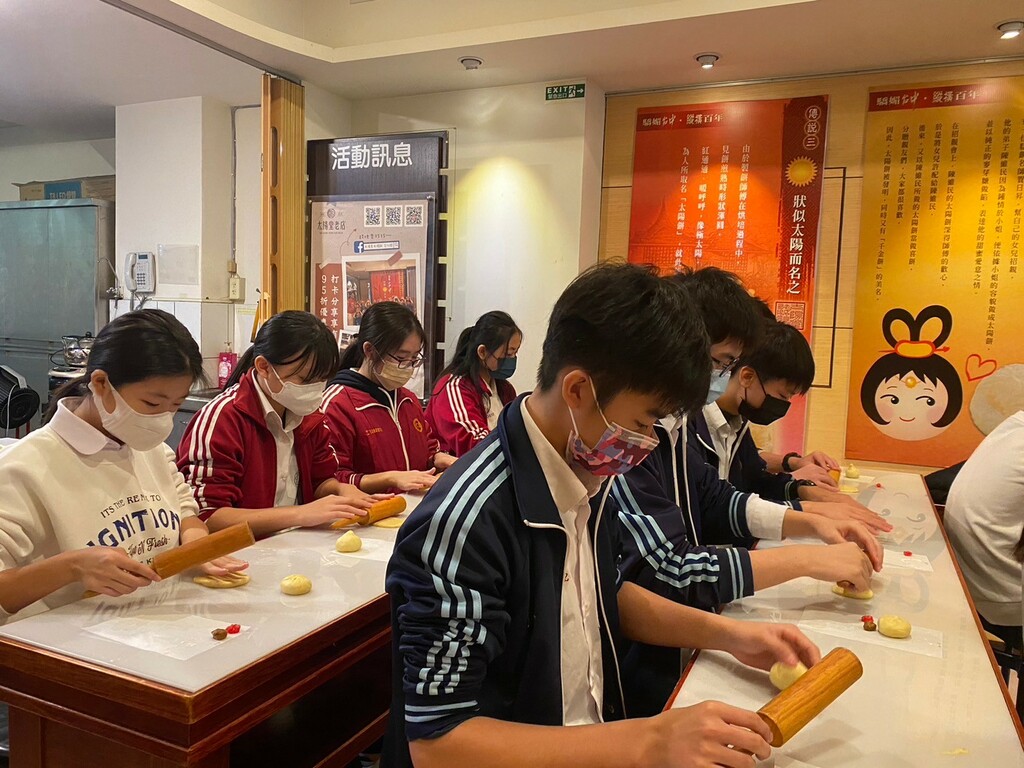 學生製作太陽餅，先桿捲油皮與油酥，接著將麥芽包進去並捏團成型。（圖片1）