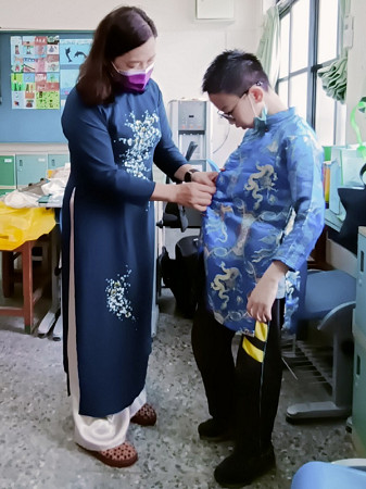 在新住民語教師引導下，學生接受不同文化的刺激。