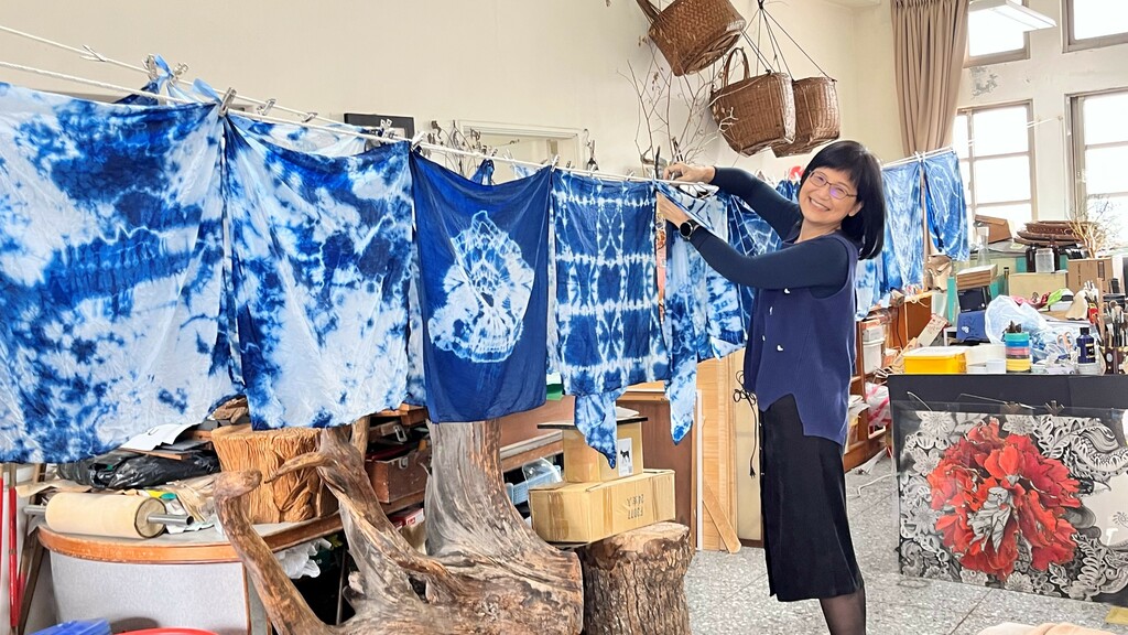 展示學生藍染作品（圖片1）