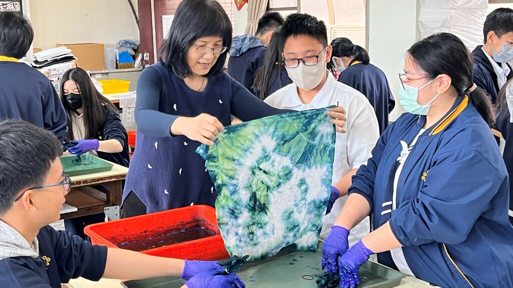馬老師指導學生進行藍染課程（圖片2）