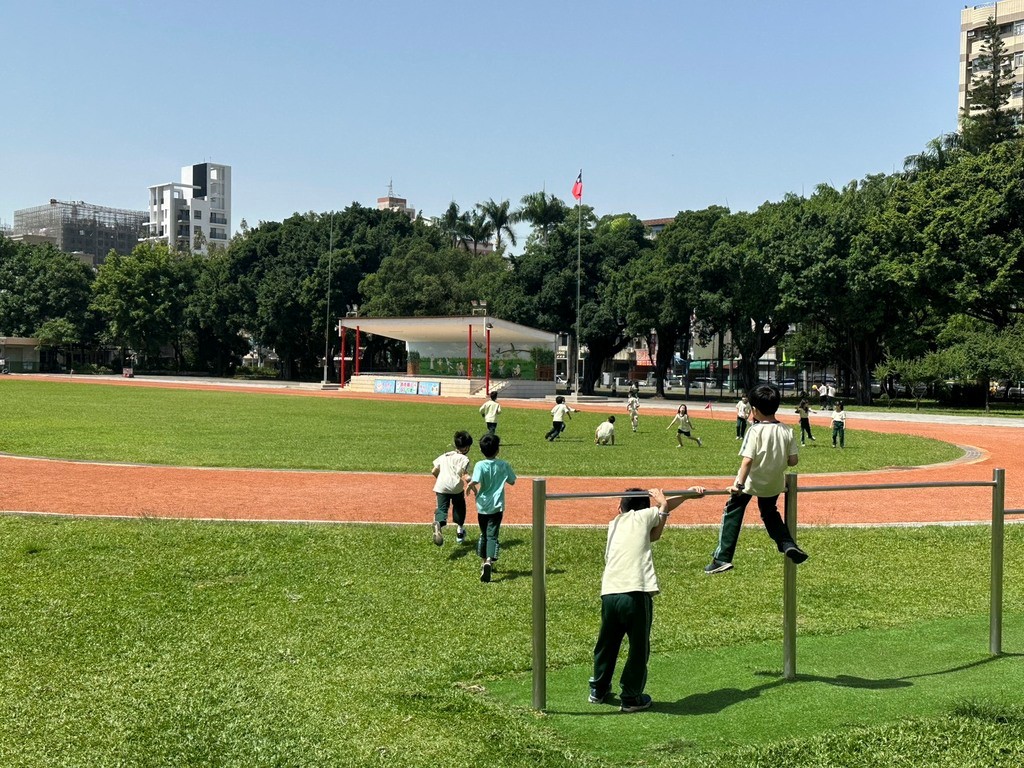 校園寬闊的草地幫助減少都市熱島效應（圖片1）