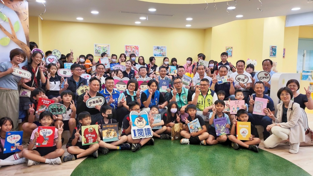 玉山圖書館落成，大手牽小手，一起閱讀看世界。（圖片2）