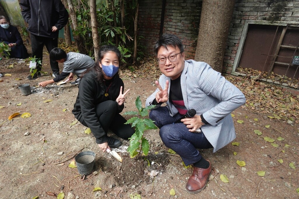 師生共同參與植樹活動，落實淨零綠校園。（圖片3）