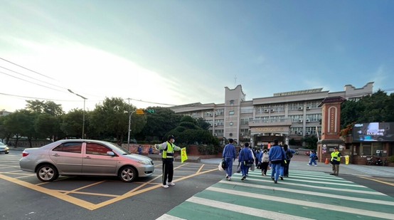 大華國中教育志工守護著學子的上學路線（圖片2）