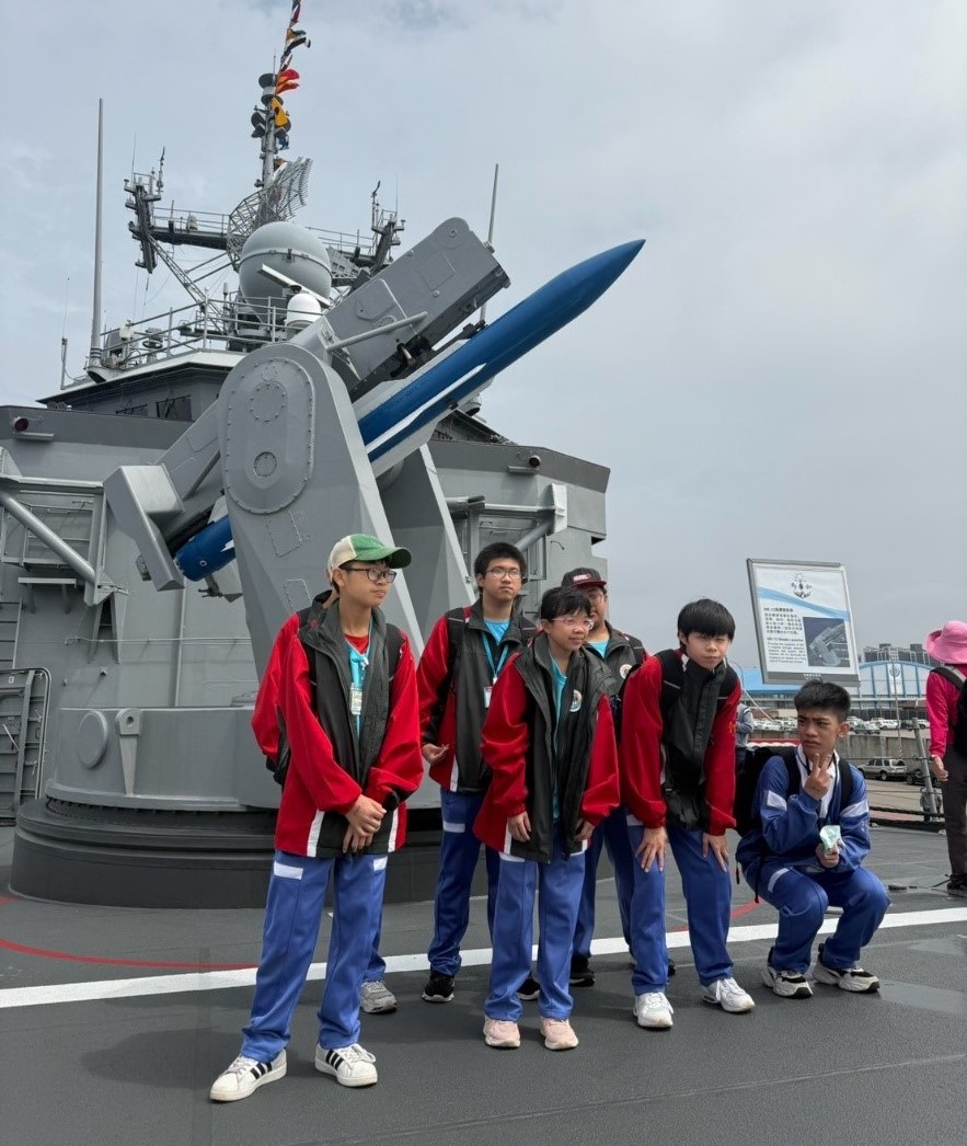 與「標準一型」中程防空飛彈合影（圖片5）