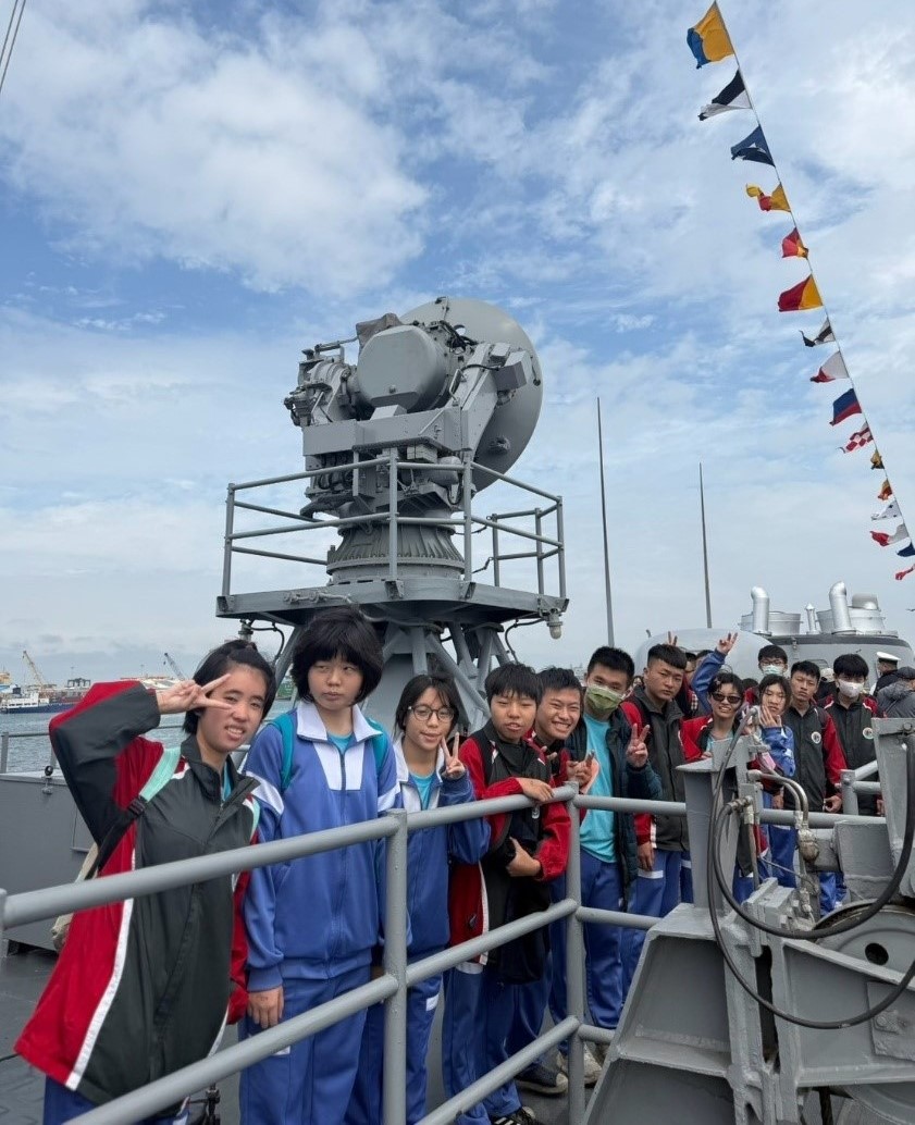軍艦上開心合影（圖片6）