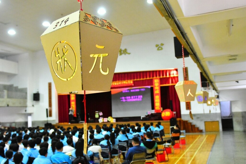 各班導師親手製作祈福天燈，盼所有考生都能一舉中狀元。（圖片3）
