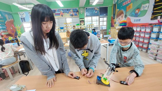 小朋友努力解決馬達開關及電線的問題（圖片2）