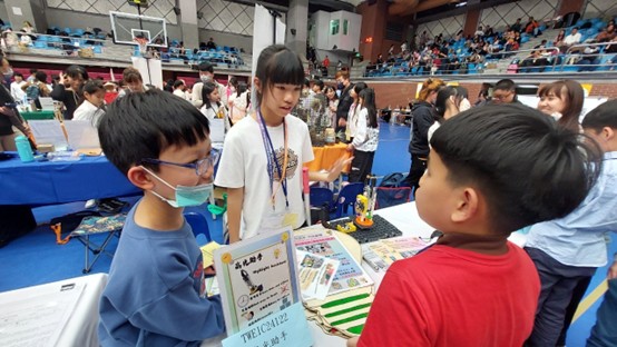 向前來參觀的學生解說作品的創作歷程（圖片4）