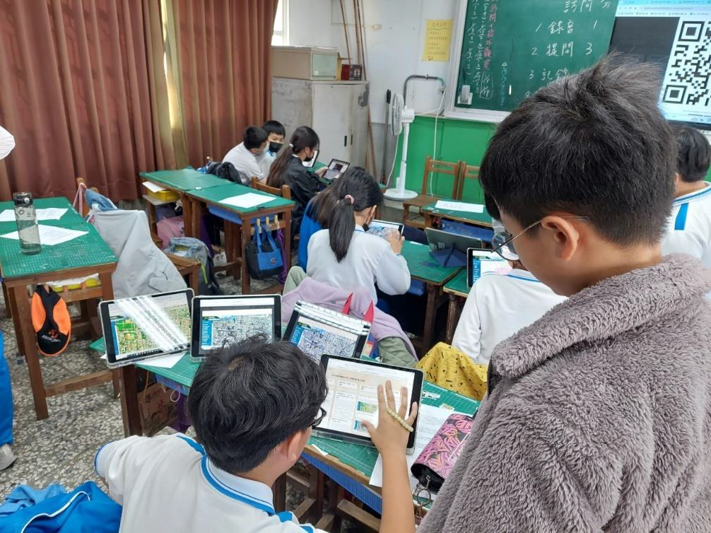 學生利用平板查詢並比對學區周遭的發展變化（圖片3）