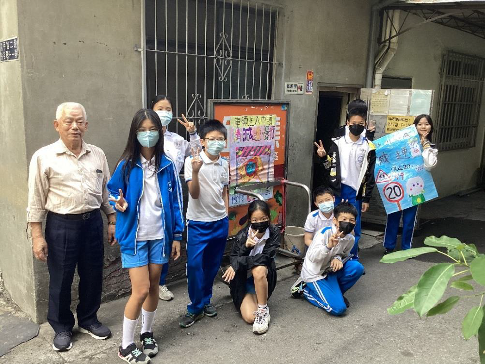 學生展示市場安全計畫實踐行動海報（圖片4）