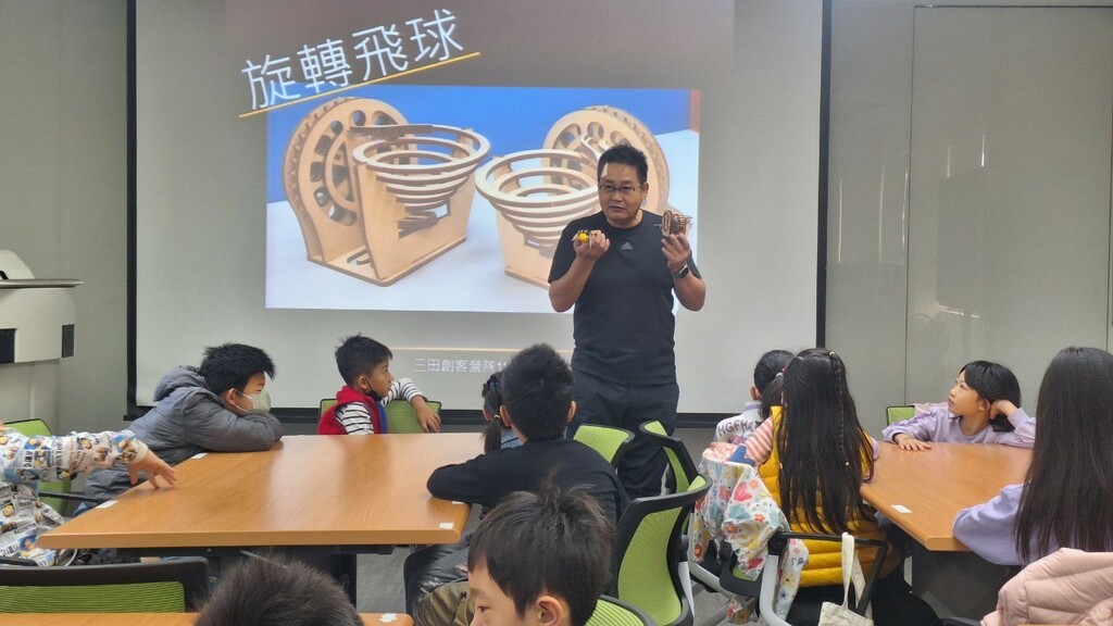 老師解說衝鋒旋轉飛球玩具組的製作方式與原理（圖片2）