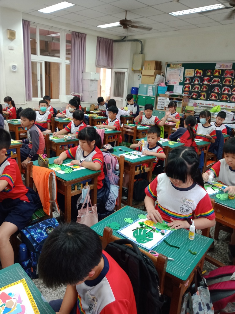 學生們一邊動手實作一邊討論著媽媽的喜好（圖片2）