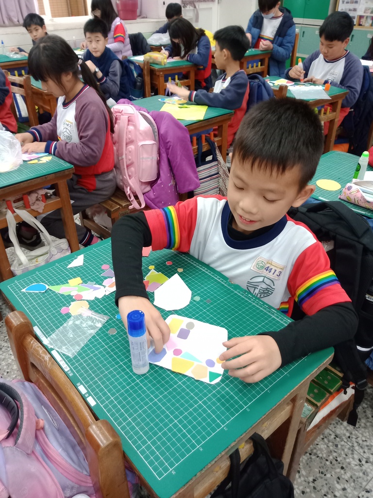 學生運用數學幾何圖形拼貼出馬賽克磁磚般的花盆設計（圖片1）