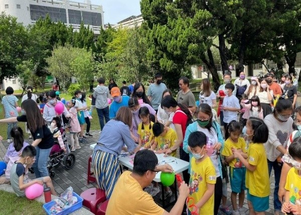 透過「我為你加油、打氣」的親子活動，校園非常熱鬧。（圖片2）