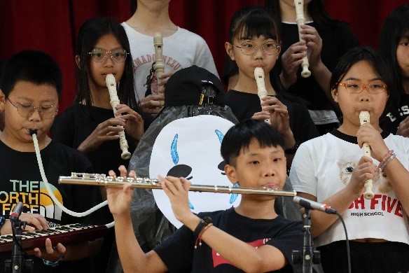 中高年級學生將直笛結合其他樂器表演（圖片3）