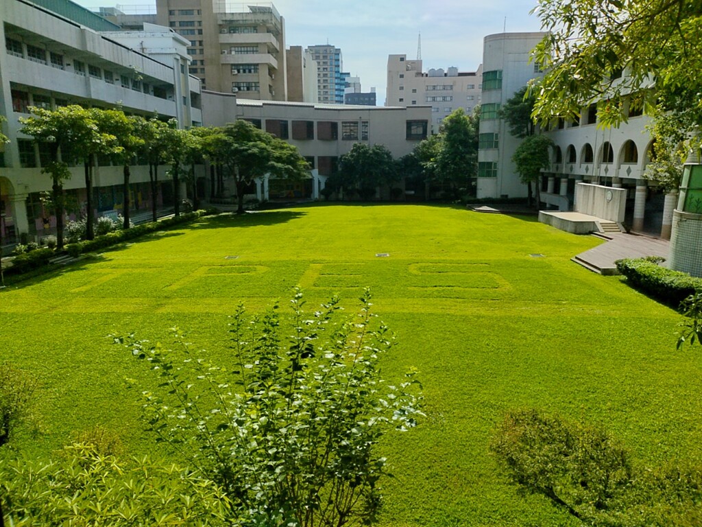 廖仲卿巧手操作割草機，割出本校英文縮寫TPES。（圖片1）